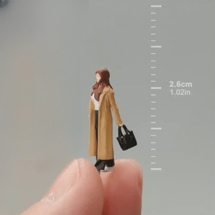 Figurine jeune femme 1/64