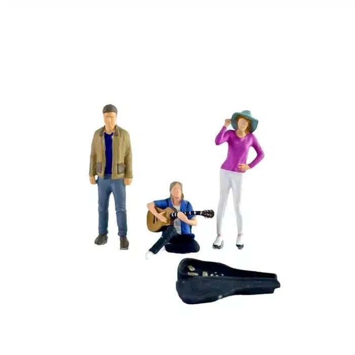 Figurines 1/64 trio musicien de rue et passants 8