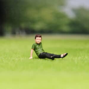 Figurine miniature enfant assis