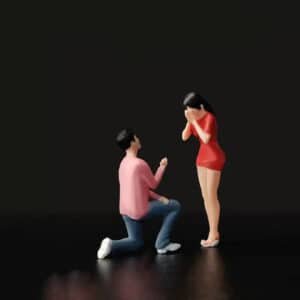 Figurine couple demande en mariage 1/64 pour diorama