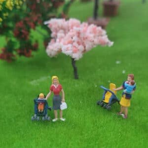 Figurines miniatures 1/87 mamans avec poussettes