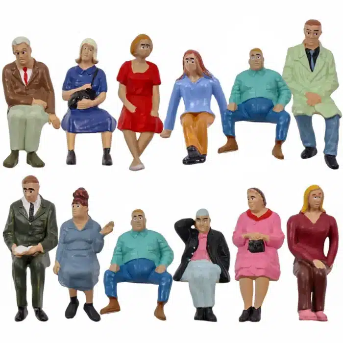 Figurines personnages assises 1/25 1