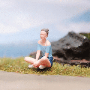 Figurines miniatures – femme assise en tailleur 1/18