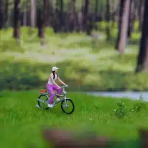 Figurine 1/87 femme cycliste 1