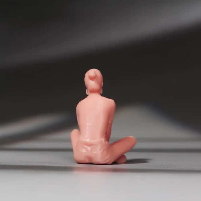 Figurines miniatures – famille assise au parc 1