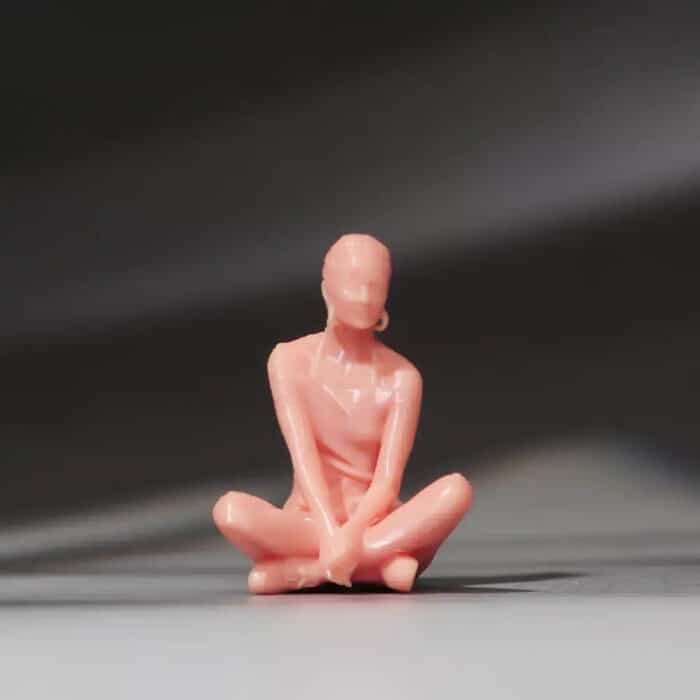 Figurines miniatures – famille assise au parc 3