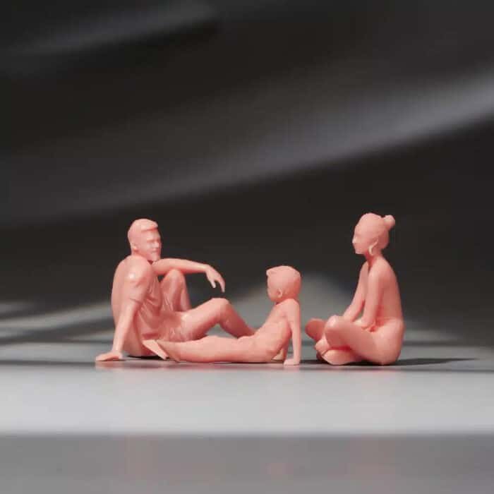 Figurines miniatures – famille assise au parc