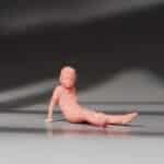 Figurines miniatures – famille assise au parc enfant