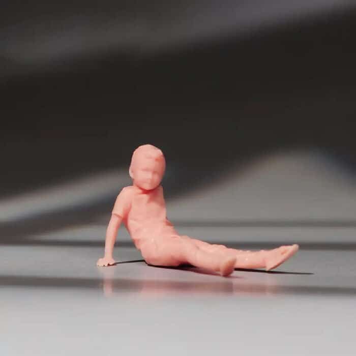 Figurines miniatures – famille assise au parc enfant