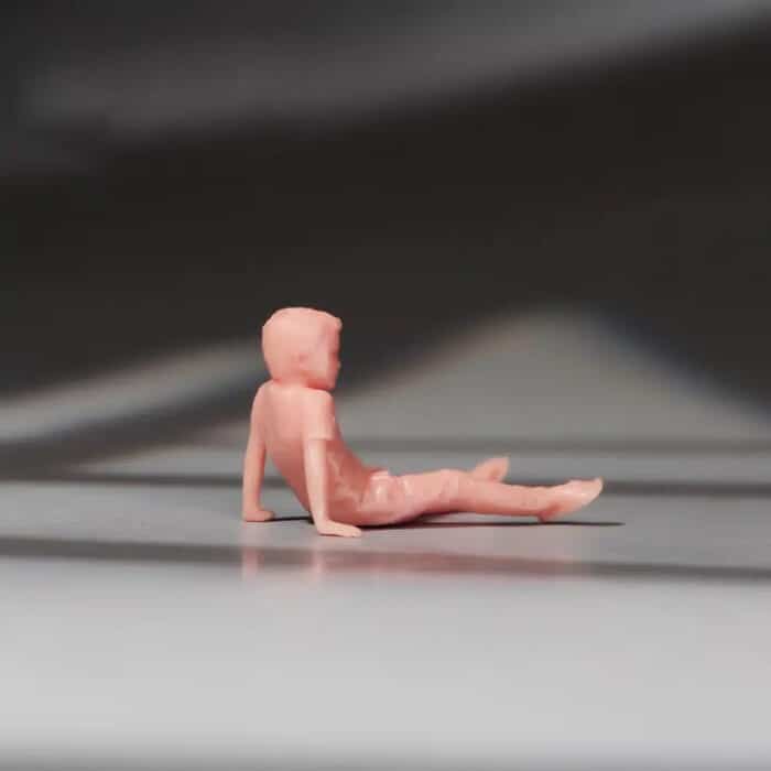 Figurines miniatures – famille assise au parc enfant2