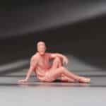 Figurines miniatures – famille assise au parc homme