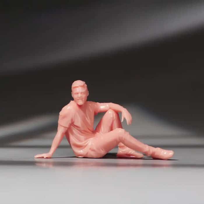 Figurines miniatures – famille assise au parc homme