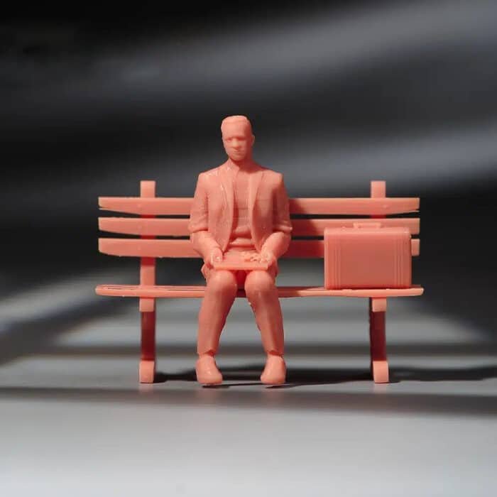 figurine-miniature-homme-assis-banc