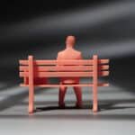 figurine-miniature-homme-assis-banc4