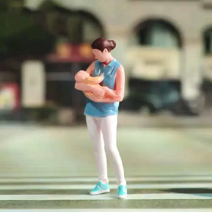 FIgurine miniature mère bébé 3