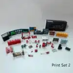 Lot objets miniatures scène garage 1/64 5